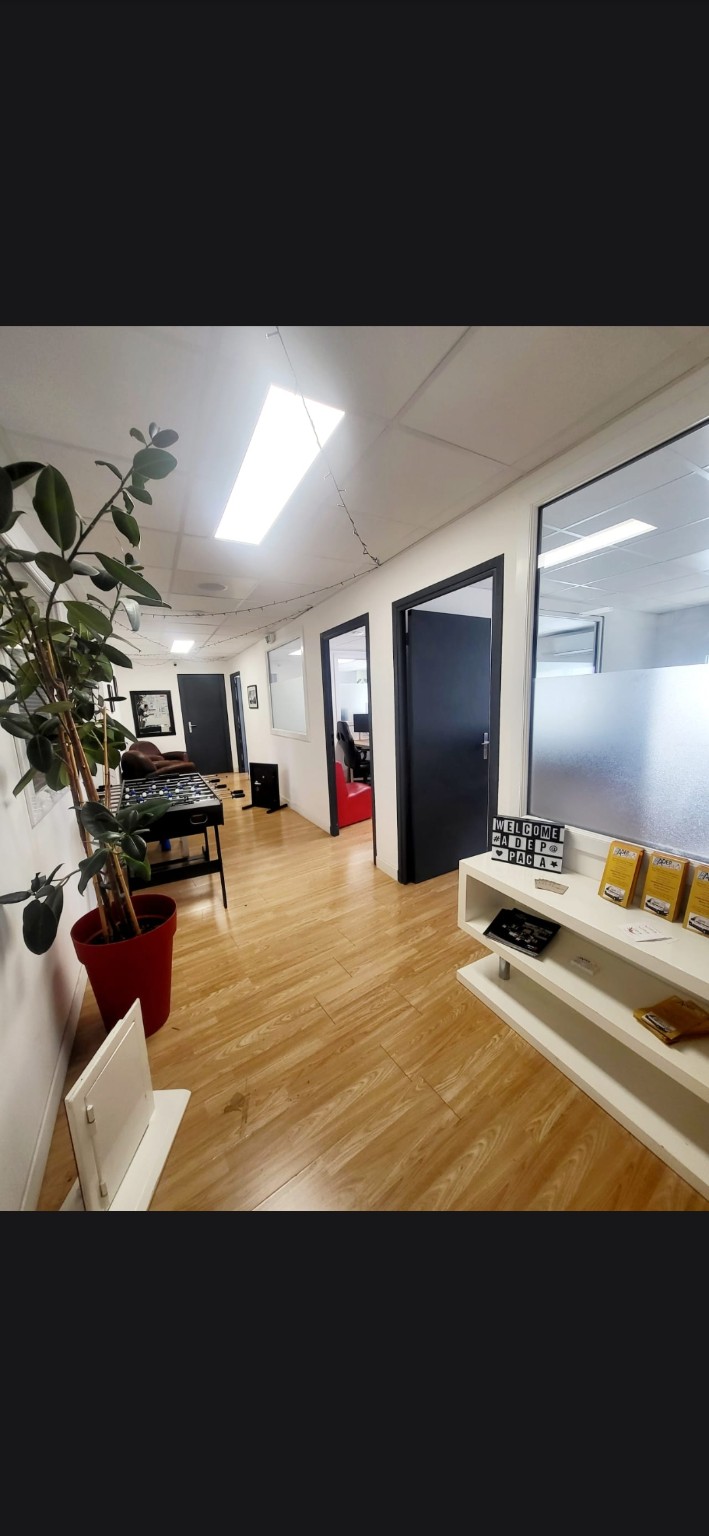 L’intérieur des bureaux ADEPPACA, avec les espaces de travail et d’accueil