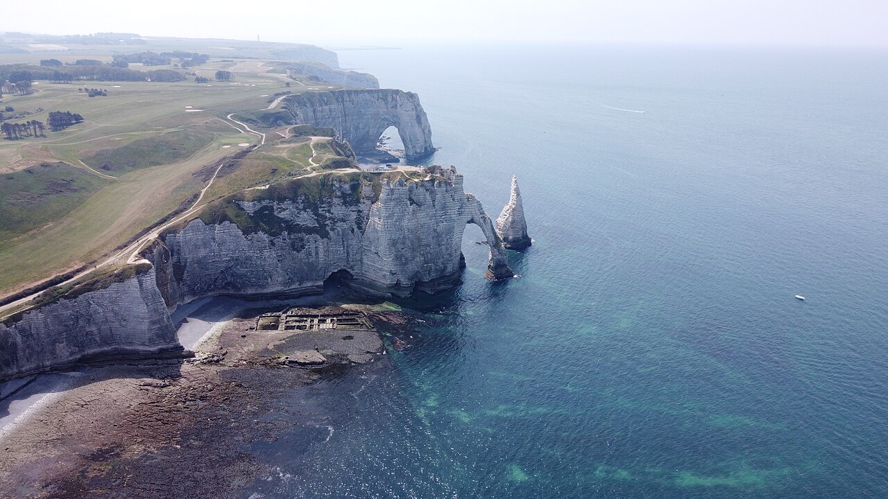 Photographie des falaises d’Étretat, de l’arche et de l’aiguille en Seine-Maritime